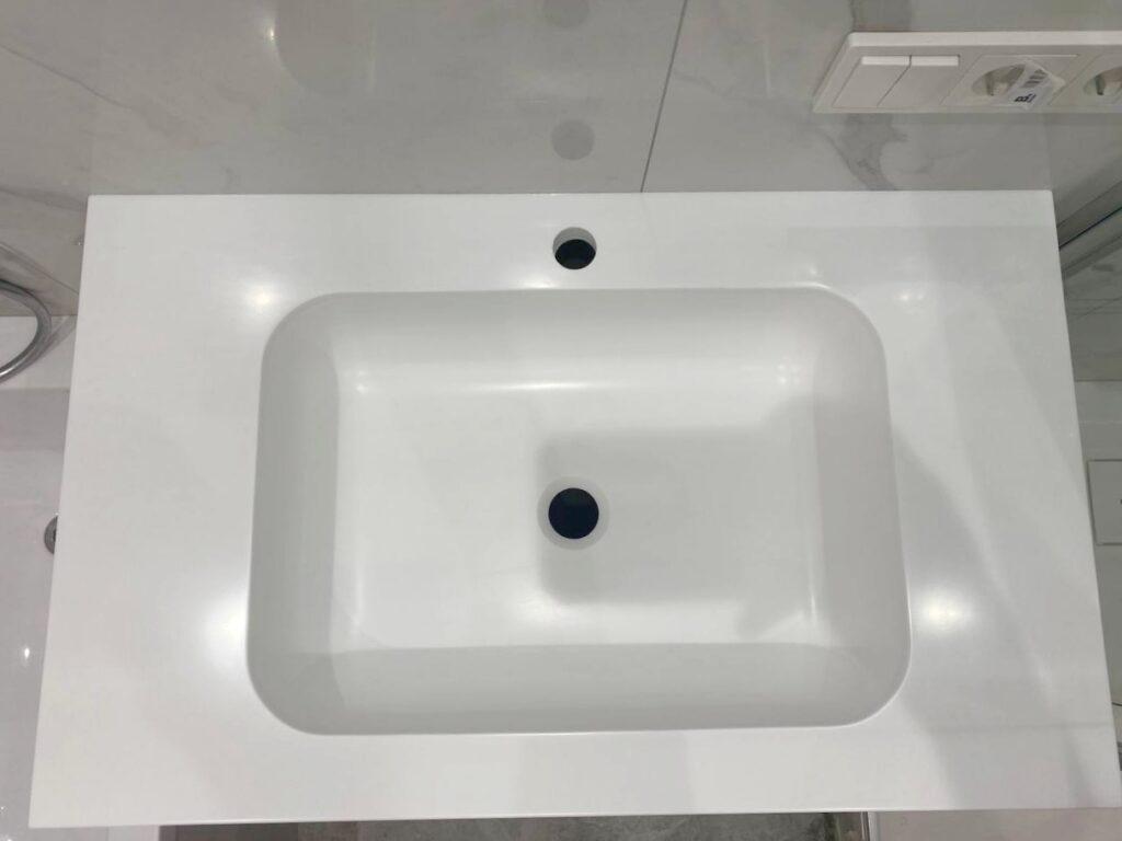 Столешница с интегрированной раковиной на тумбу изготовлено в правила камня