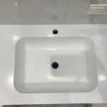 Столешница с интегрированной раковиной на тумбу изготовлено в правила камня