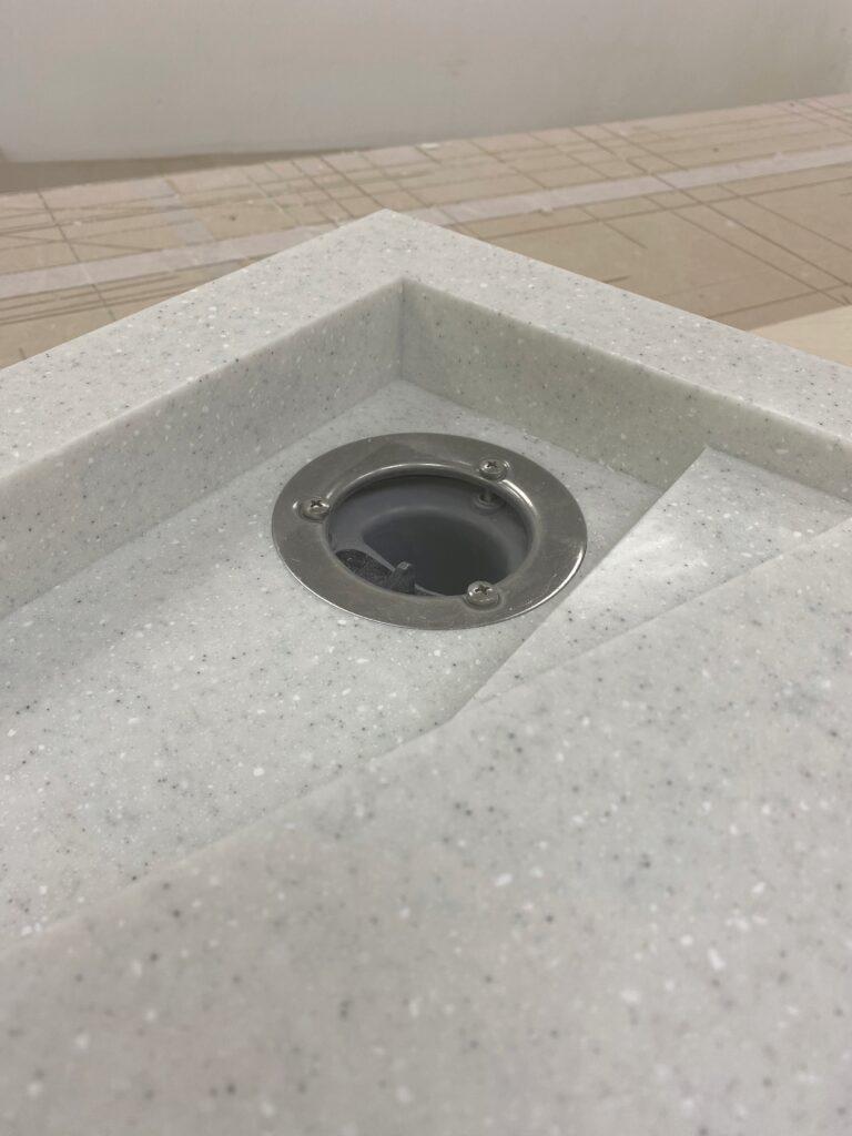 Поддон для душа в нишу из искусственного акрилового камня изготовлено в правила камня