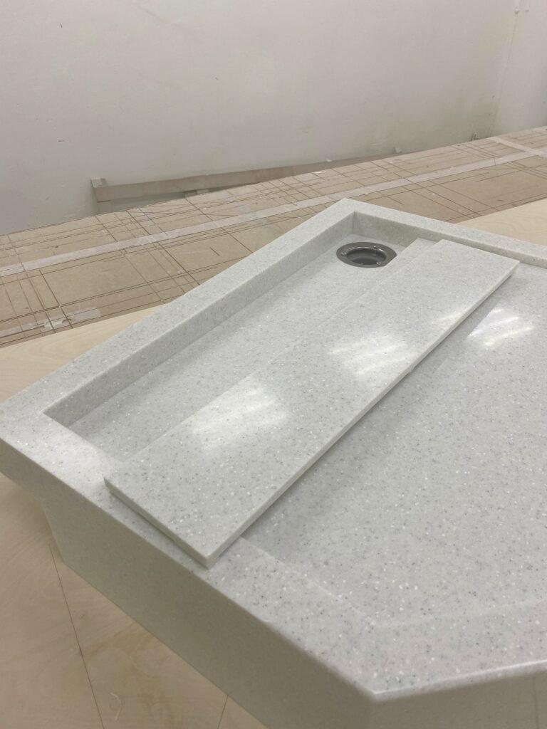 Поддон для душа в нишу из искусственного акрилового камня изготовлено в правила камня