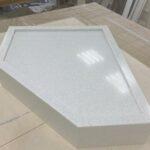 Поддон для душа в нишу из искусственного акрилового камня изготовлено в правила камня