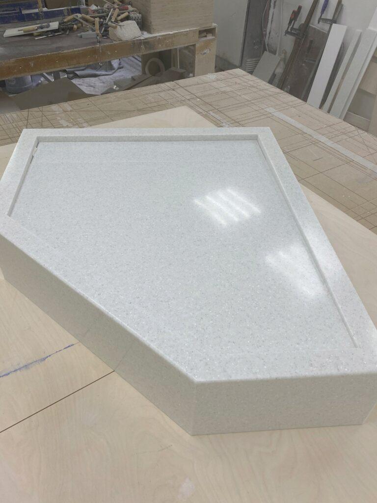 Поддон для душа в нишу из искусственного акрилового камня изготовлено в правила камня