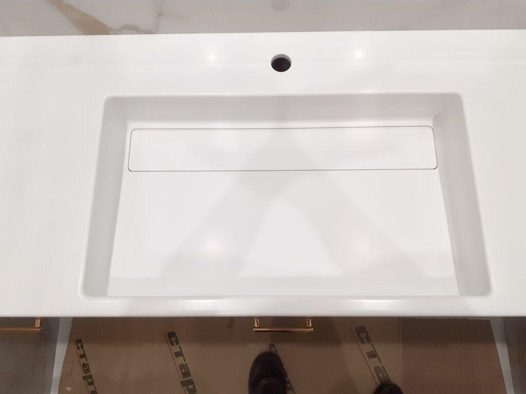 Псевдощелевая раковина в ванной комнате изготовлено в правила камня