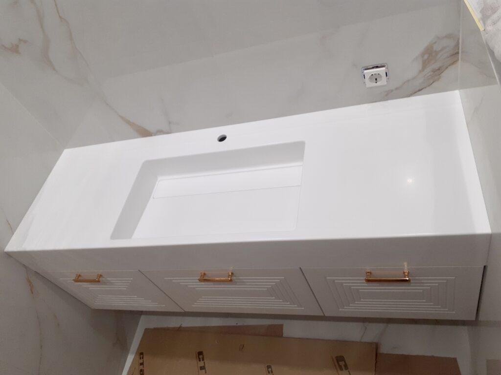 Псевдощелевая раковина в ванной комнате изготовлено в правила камня