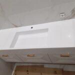 Псевдощелевая раковина в ванной комнате изготовлено в правила камня