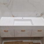 Псевдощелевая раковина в ванной комнате изготовлено в правила камня