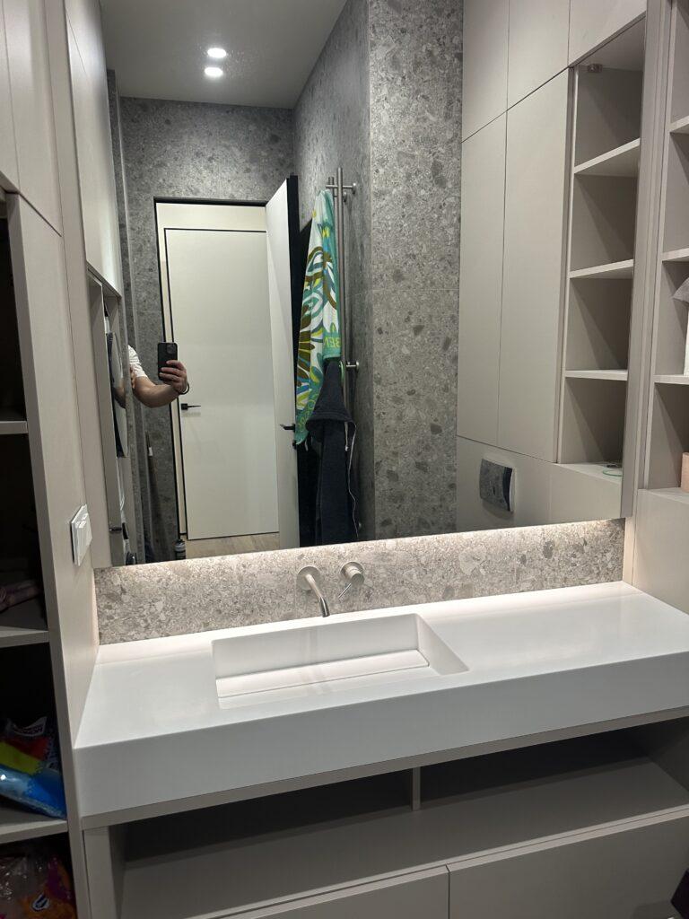 Столешница с интегрированной раковиной из акрилового камня изготовлено в правила камня