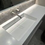 Столешница с интегрированной раковиной из акрилового камня изготовлено в правила камня