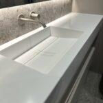 Столешница с интегрированной раковиной из акрилового камня изготовлено в правила камня