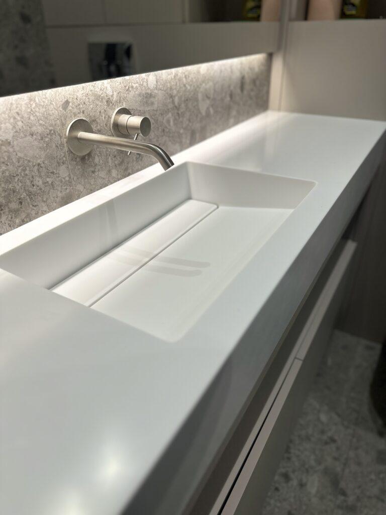 Столешница с интегрированной раковиной из акрилового камня изготовлено в правила камня