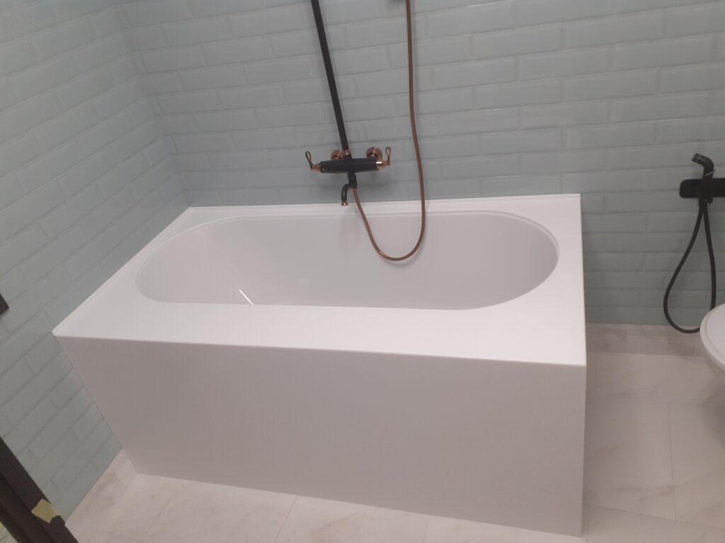 Экран на ванну из белого искусственного камня изготовлено в правила камня