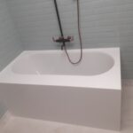 Экран на ванну из белого искусственного камня изготовлено в правила камня