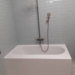 Экран на ванну из белого искусственного камня изготовлено в правила камня