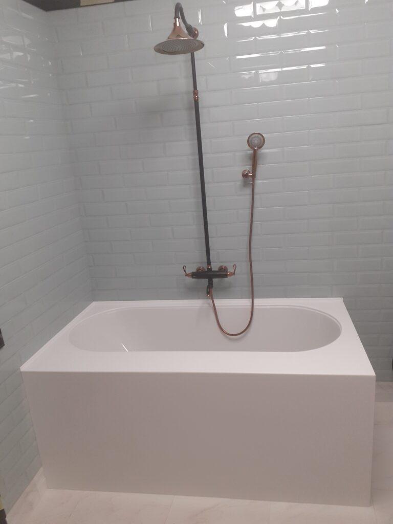 Экран на ванну из белого искусственного камня изготовлено в правила камня