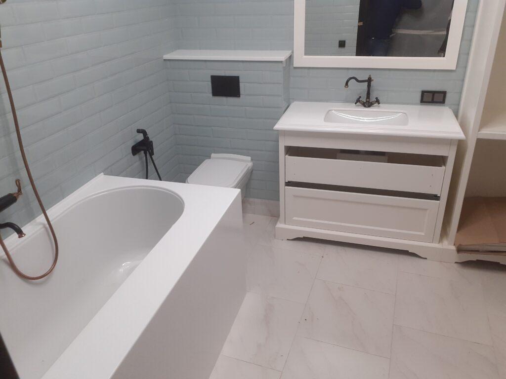 Столешница и полка в ванную комнату из искусственного камня изготовлено в правила камня