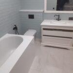 Экран на ванну из белого искусственного камня изготовлено в правила камня