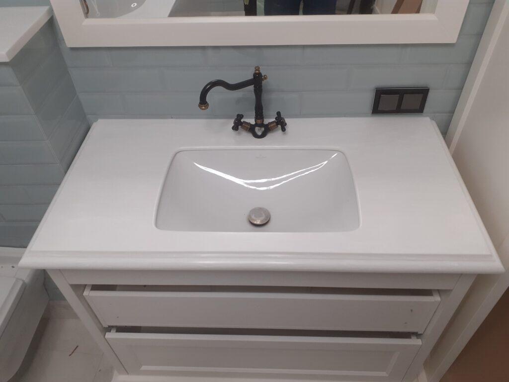 Столешница и полка в ванную комнату из искусственного камня изготовлено в правила камня