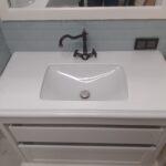 Столешница и полка в ванную комнату из искусственного камня изготовлено в правила камня