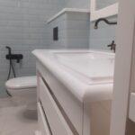 Столешница и полка в ванную комнату из искусственного камня изготовлено в правила камня