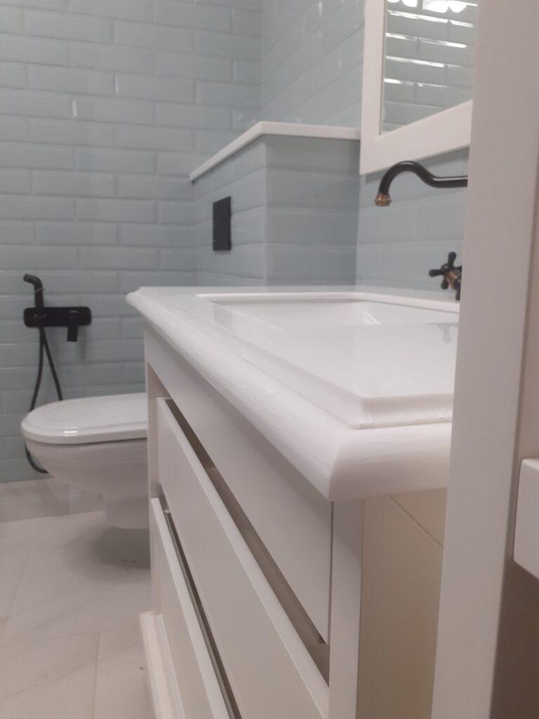 Столешница и полка в ванную комнату из искусственного камня изготовлено в правила камня