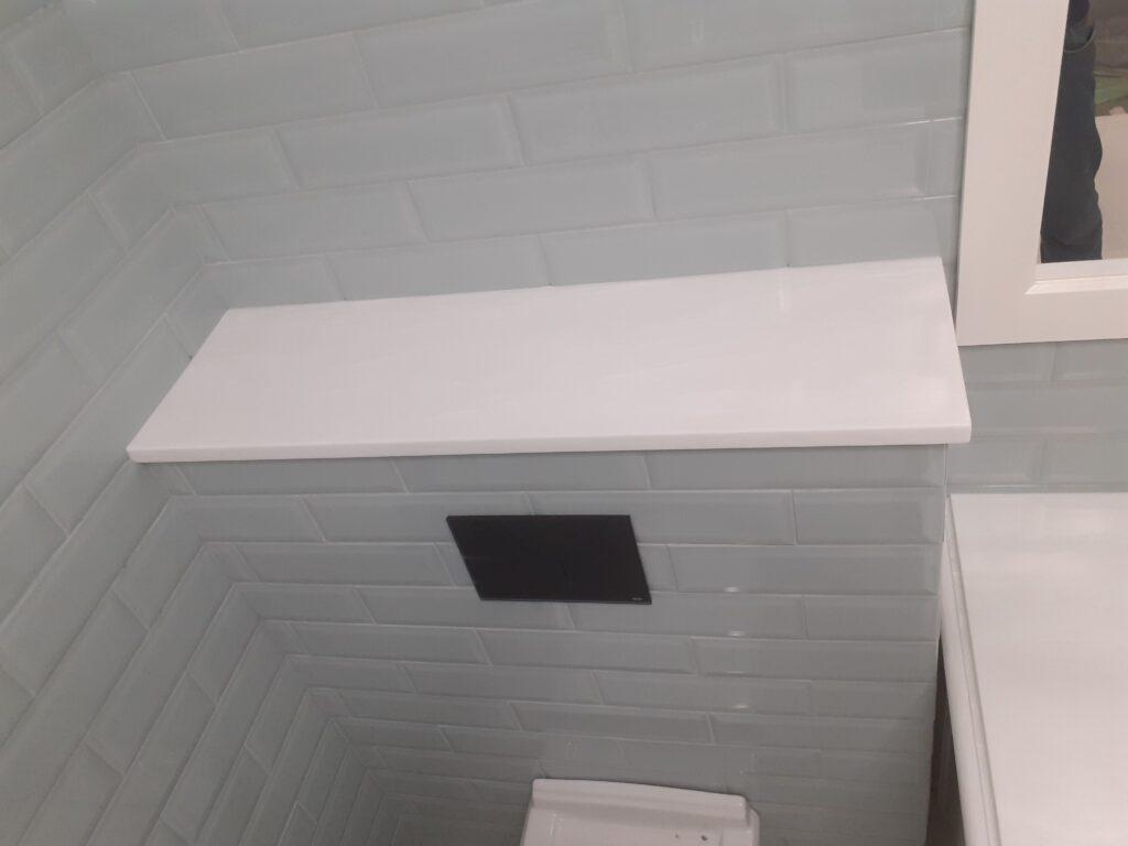 Столешница и полка в ванную комнату из искусственного камня изготовлено в правила камня