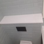 Столешница и полка в ванную комнату из искусственного камня изготовлено в правила камня