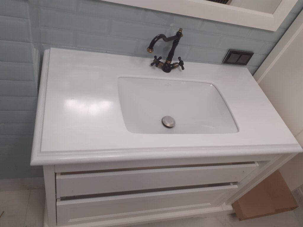 Столешница и полка в ванную комнату из искусственного камня изготовлено в правила камня