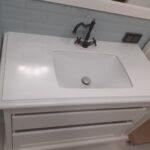 Столешница и полка в ванную комнату из искусственного камня изготовлено в правила камня