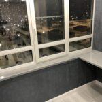 Угловой бесшовный подоконник изготовлено в правила камня