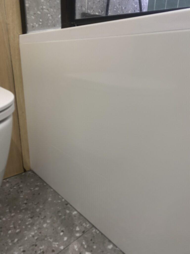 Экран для ванны изготовлено в правила камня