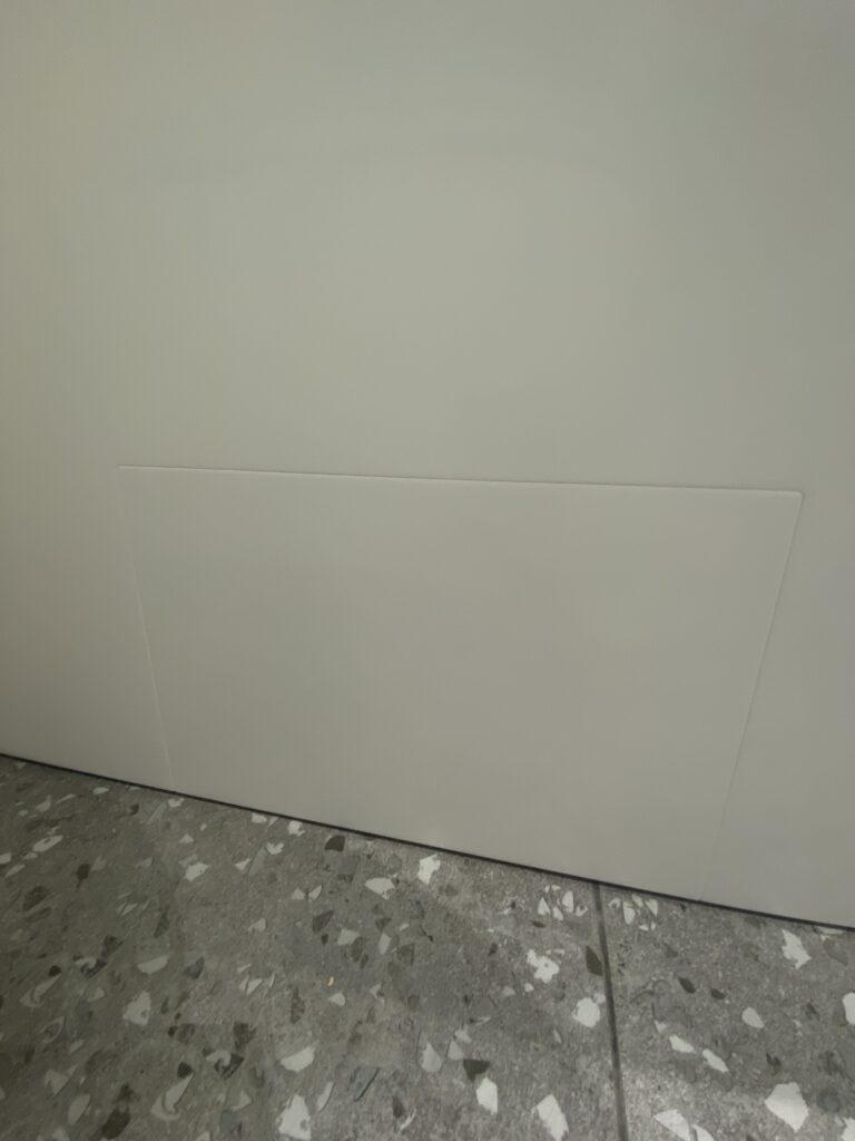 Экран для ванны изготовлено в правила камня