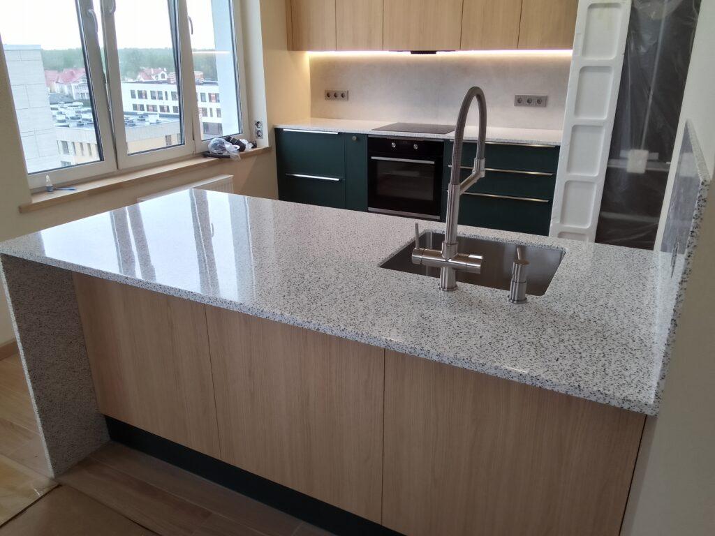 Кухонная столешница на гарнитур и столешница с опорой и стеновой панелью на остров из акрилового камня изготовлено в правила камня