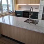 Кухонная столешница на гарнитур и столешница с опорой и стеновой панелью на остров из акрилового камня изготовлено в правила камня