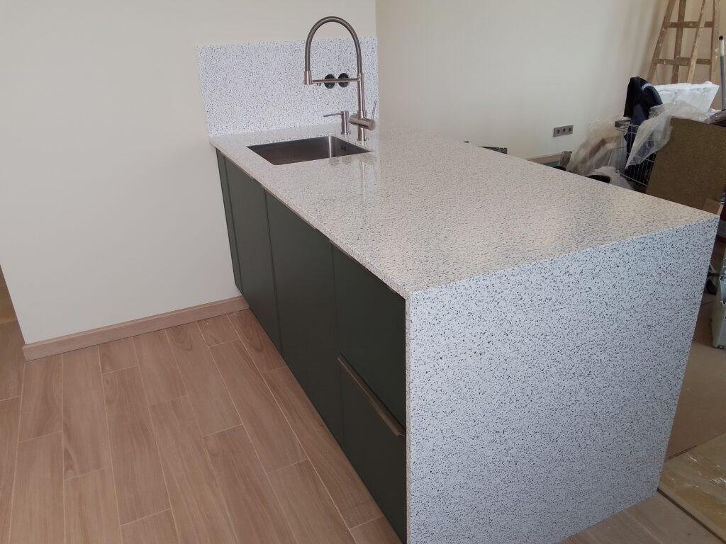 Кухонная столешница на гарнитур и столешница с опорой и стеновой панелью на остров из акрилового камня изготовлено в правила камня