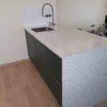 Кухонная столешница на гарнитур и столешница с опорой и стеновой панелью на остров из акрилового камня изготовлено в правила камня