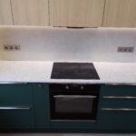 Кухонная столешница на гарнитур и столешница с опорой и стеновой панелью на остров из акрилового камня изготовлено в правила камня