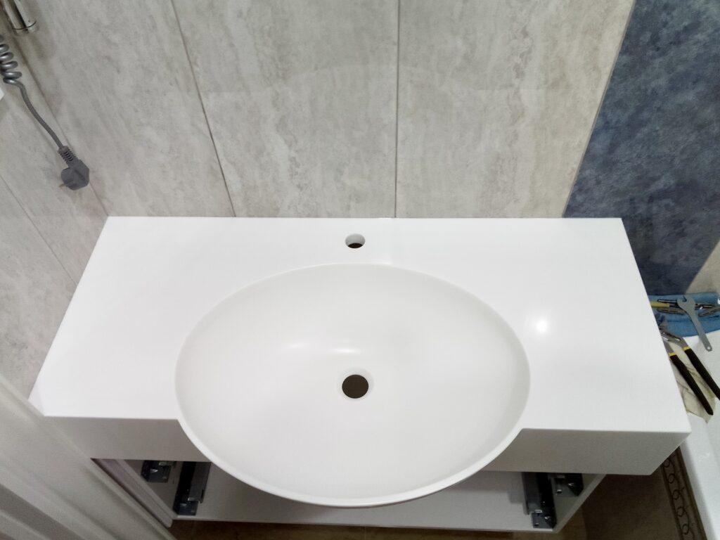 Столешница из акрилового камня с раковиной сложного монтажа изготовлено в правила камня