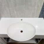 Столешница из акрилового камня с раковиной сложного монтажа изготовлено в правила камня