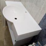 Столешница из акрилового камня с раковиной сложного монтажа изготовлено в правила камня