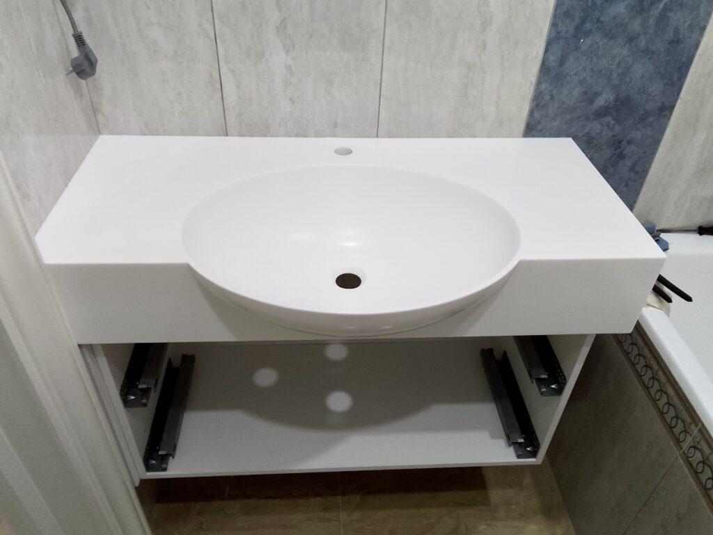 Столешница из акрилового камня с раковиной сложного монтажа изготовлено в правила камня