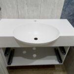 Столешница из акрилового камня с раковиной сложного монтажа изготовлено в правила камня