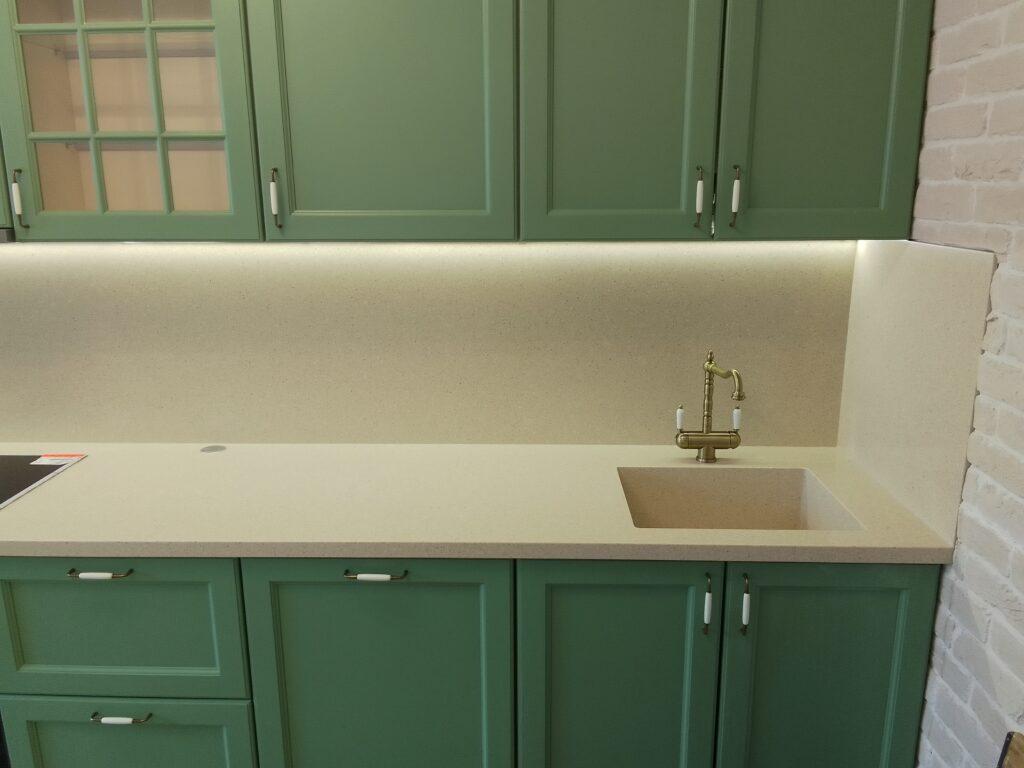 Мойка, столешница и фартук для кухни из искусственного камня изготовлено в правила камня