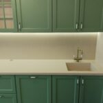 Мойка, столешница и фартук для кухни из искусственного камня изготовлено в правила камня