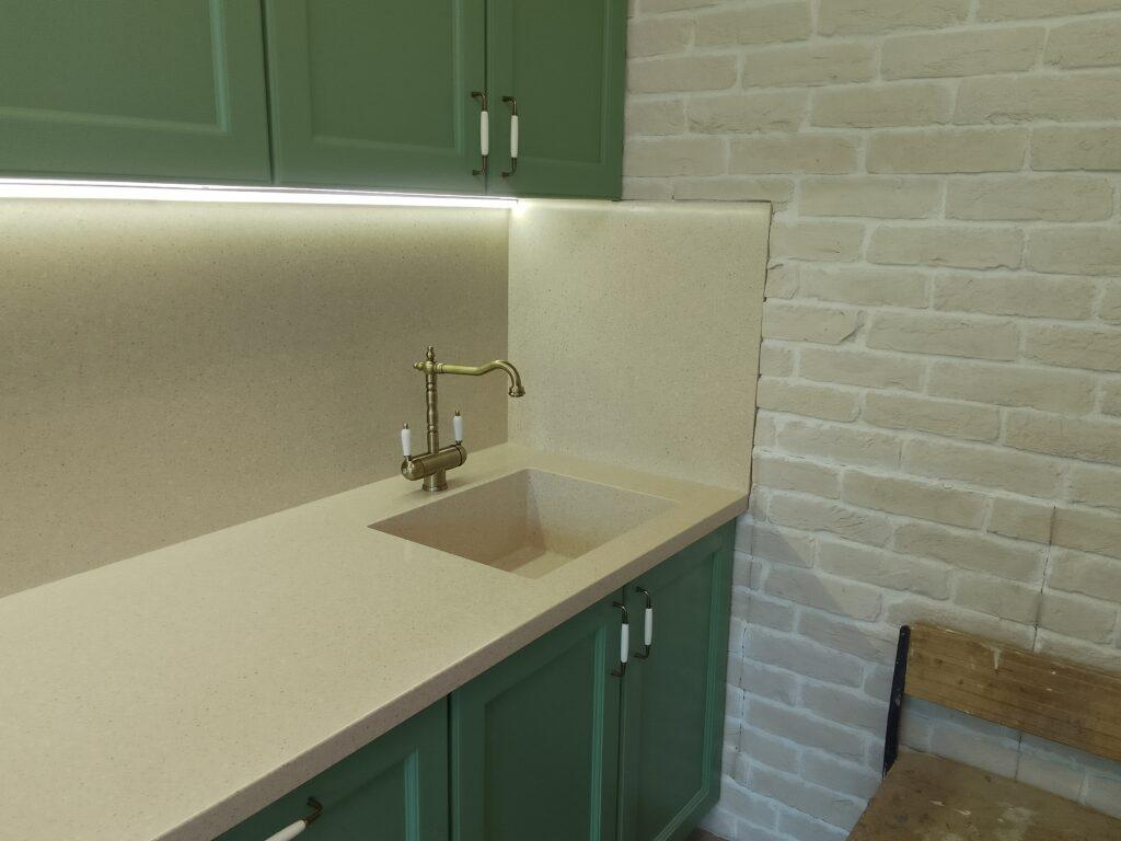 Мойка, столешница и фартук для кухни из искусственного камня изготовлено в правила камня
