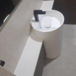 Столешницу в ванную комнату изготовлено в правила камня