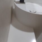 Столешницу в ванную комнату изготовлено в правила камня