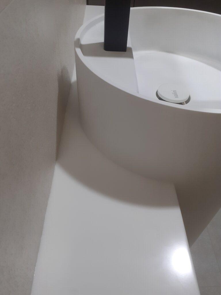 Столешницу в ванную комнату изготовлено в правила камня