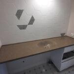 Столешница и раковина в ванную комнату из искусственного камня изготовлено в правила камня