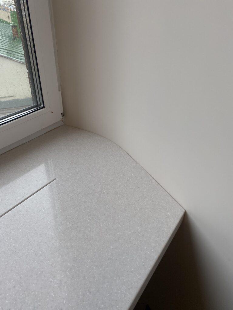 Акриловый подоконник сложной формы изготовлено в правила камня