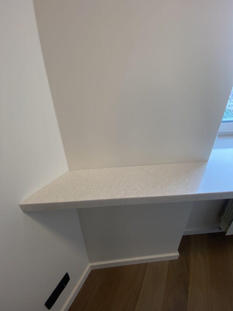 Акриловый подоконник сложной формы изготовлено в правила камня